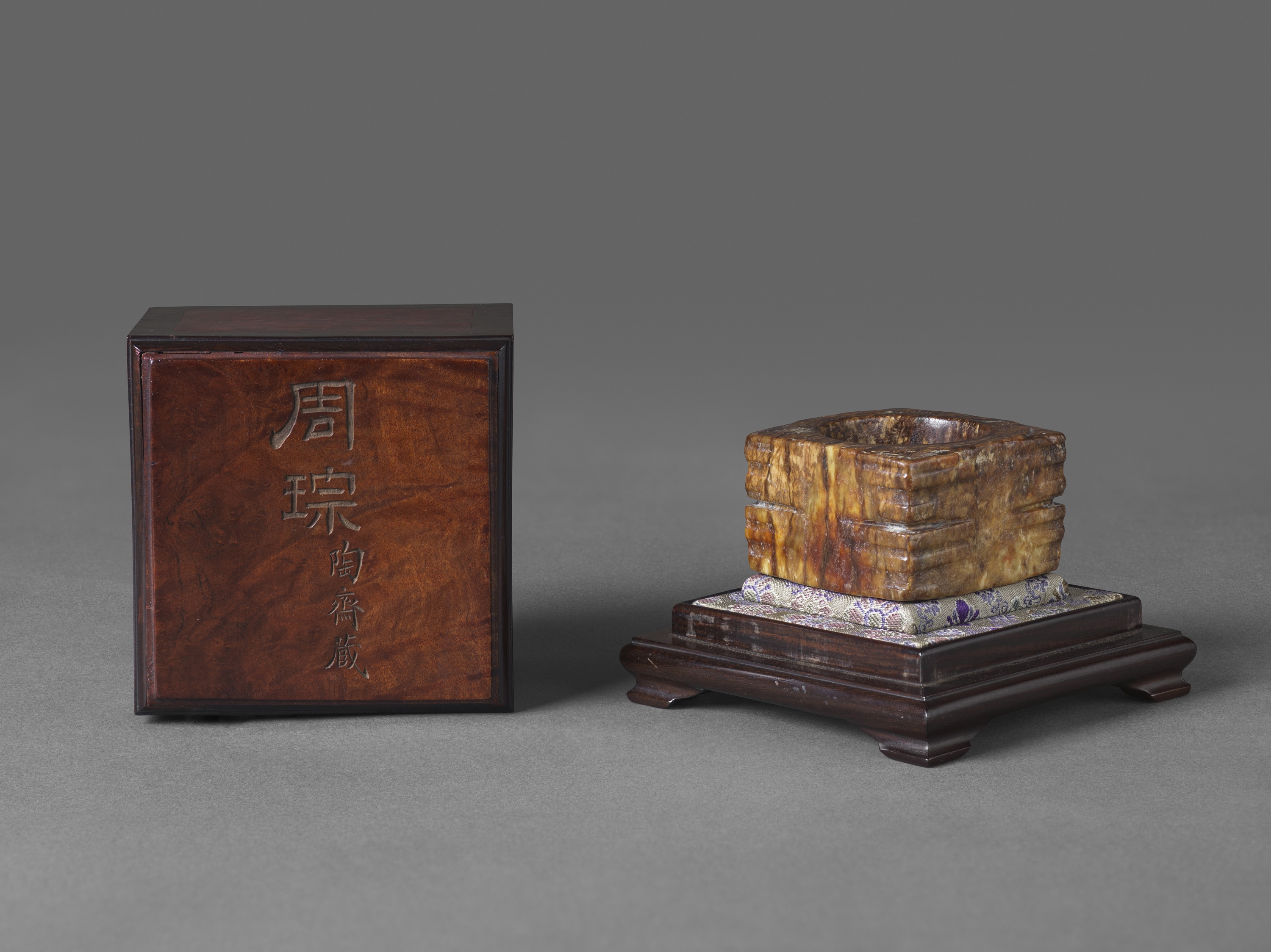 鑑賞石　天然石　紅石　赤玉石　唐木台付　黄檗山主慈光通照箱書　M　R5564 yoDX5bgm6885a5d92b770_17535892